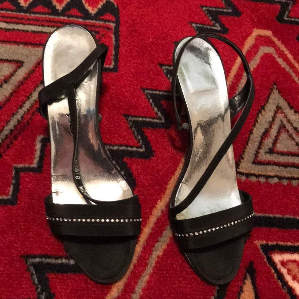 Akimbo Black Strappy Sandals